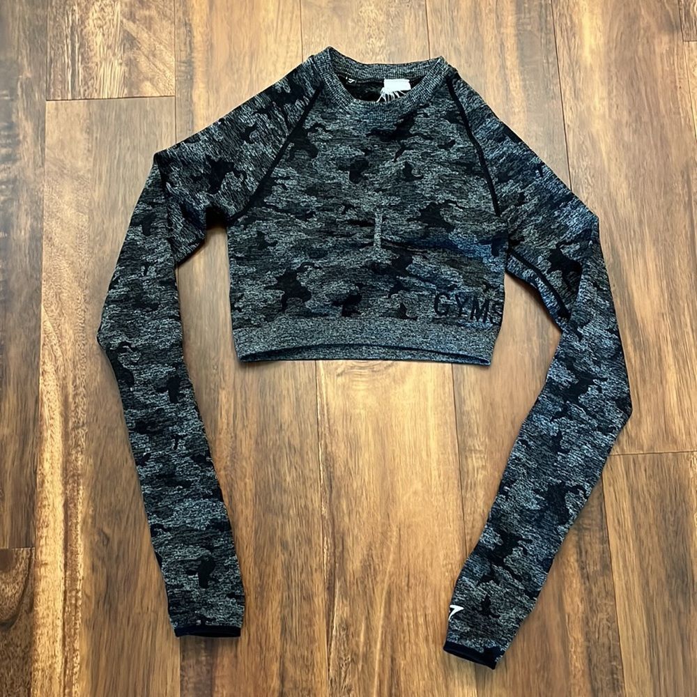 Gymshark Women's Long Sleeve Cropped Tee in Heather Black & Gray Camo